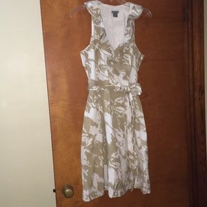 Wrap look dress, with ruffle collar